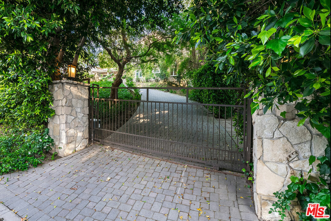 Property Photo: 422 Parkwood Dr CA 90077