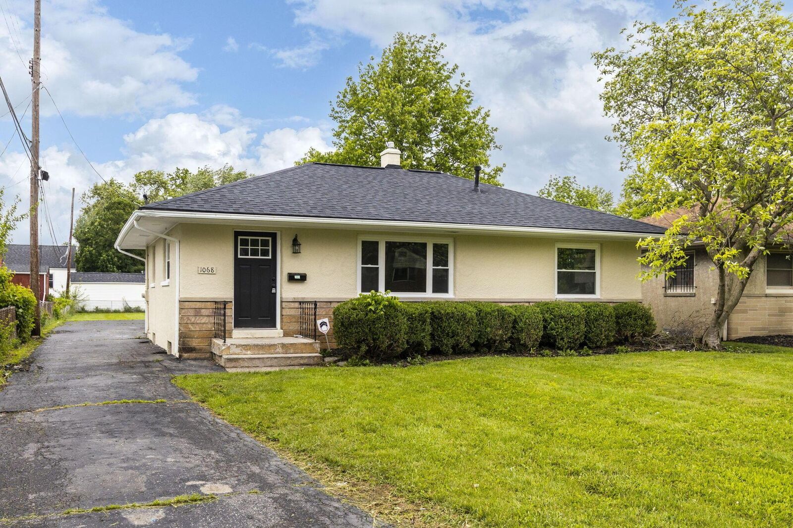 Property Photo: 1068 E Markison Avenue OH 43207