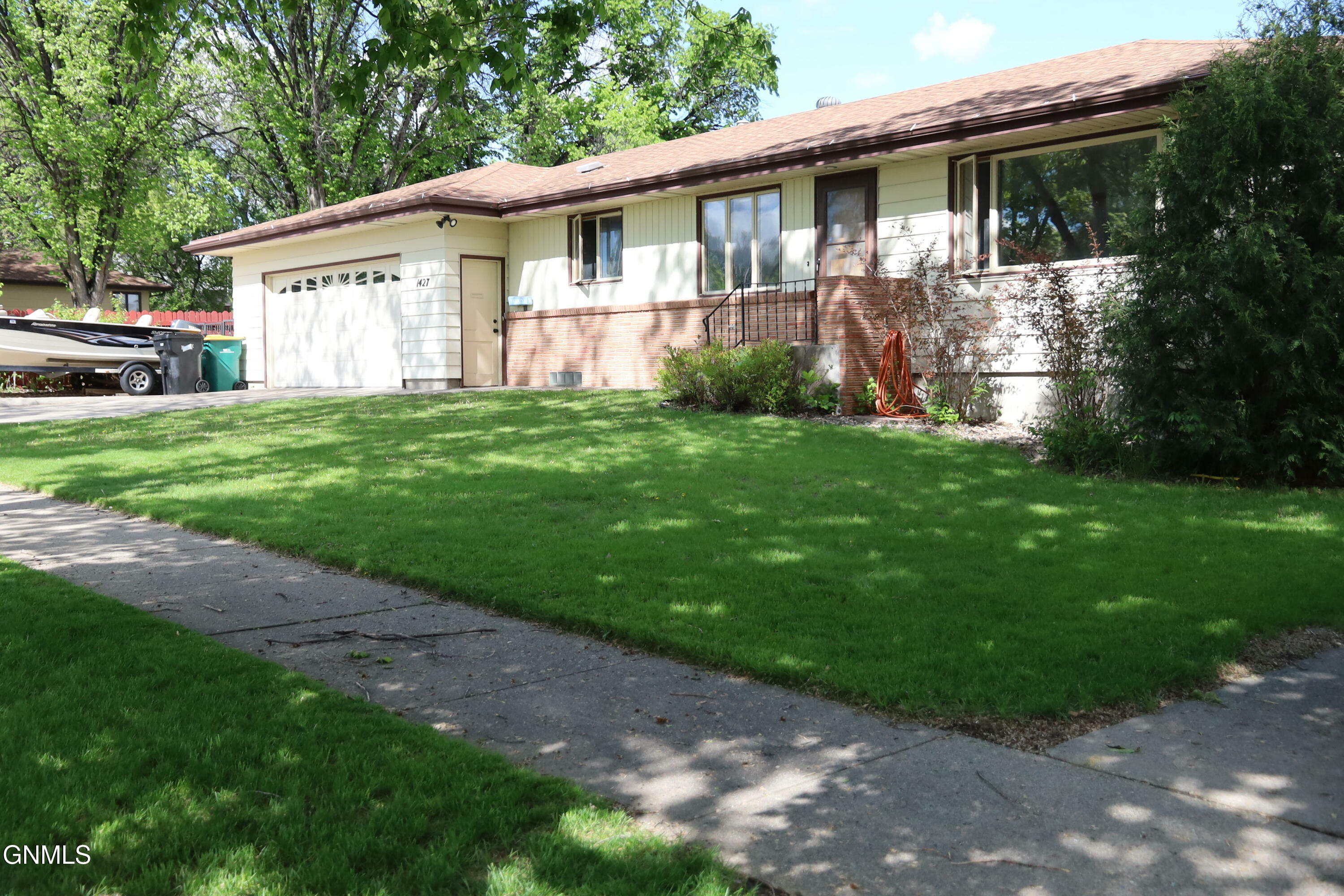 Property Photo: 1427 18 Street ND 58501