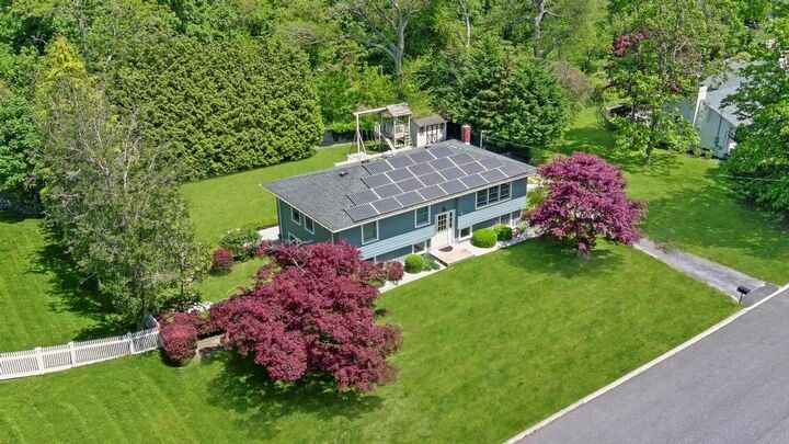 Property Photo:  21 Highview Boulevard  NY 11719 
