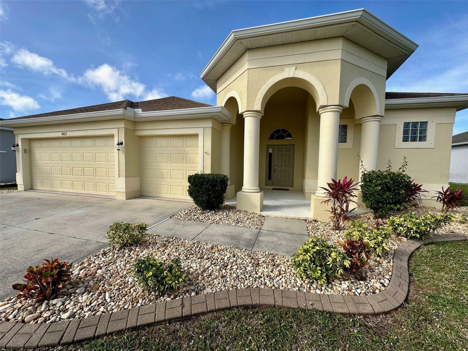 Property Photo: 9423 Rosebud Circle FL 33981