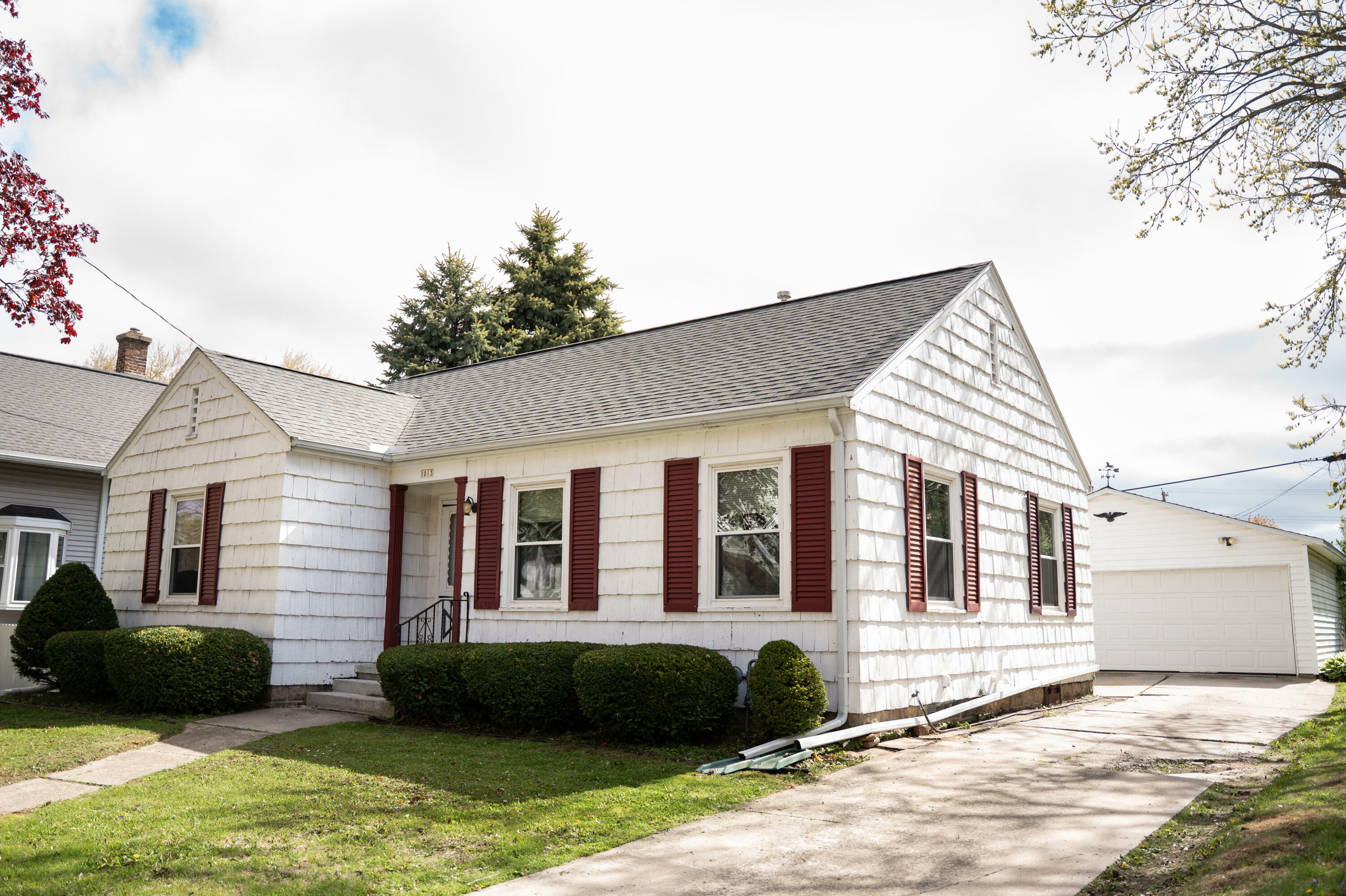 Property Photo: 1013 N 13th St WI 54220