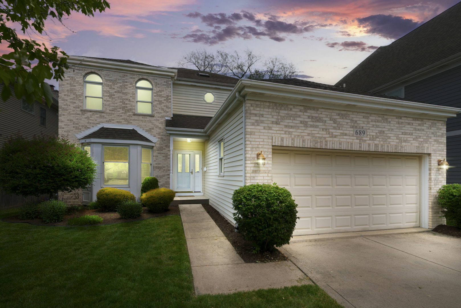 Property Photo:  689 S Parkside Avenue  IL 60126 
