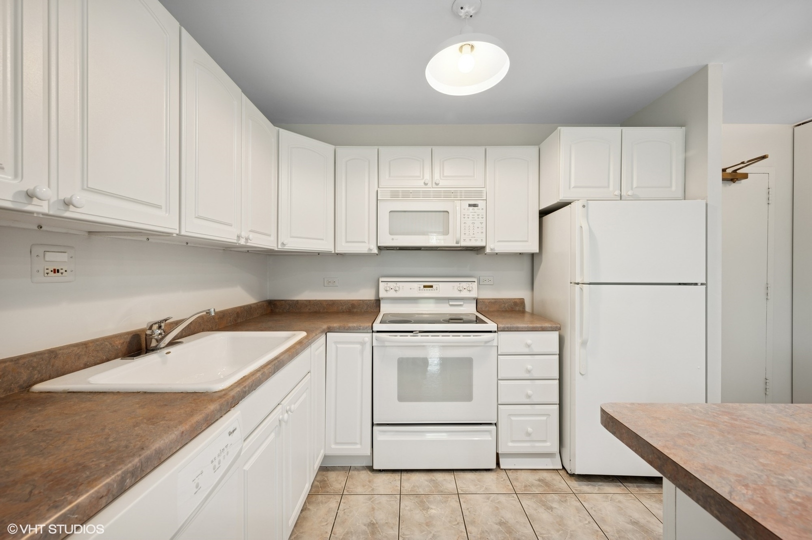 Property Photo:  1850 N Clark Street 402  IL 60614 