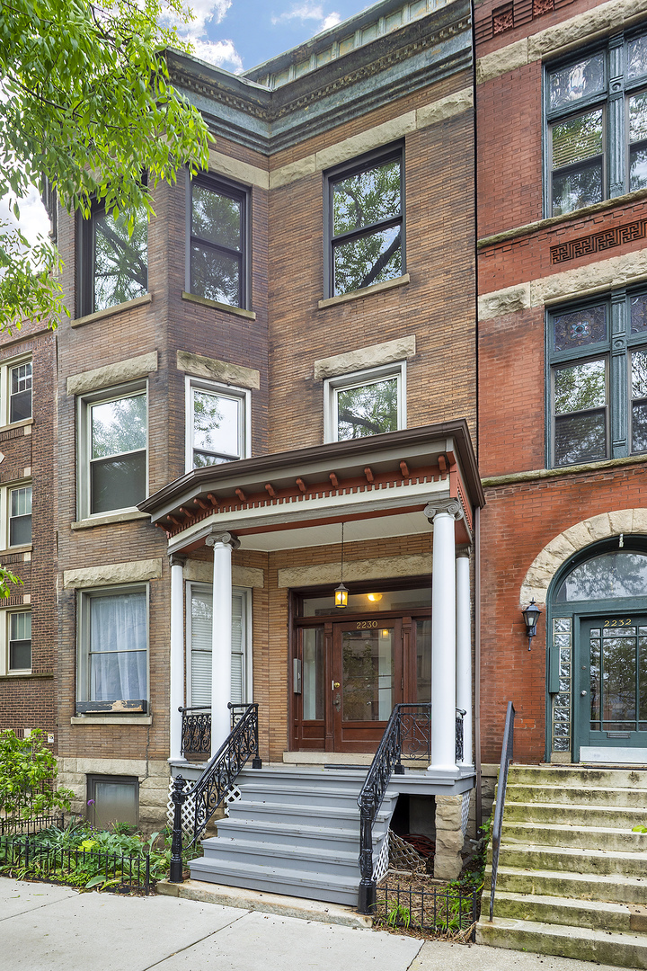 Property Photo: 2230 N Kenmore Avenue 2 IL 60614