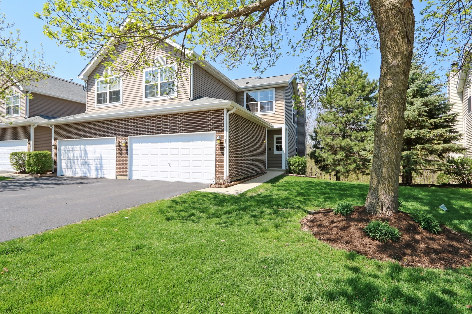 Property Photo: 1370 Grandview Court IL 60102