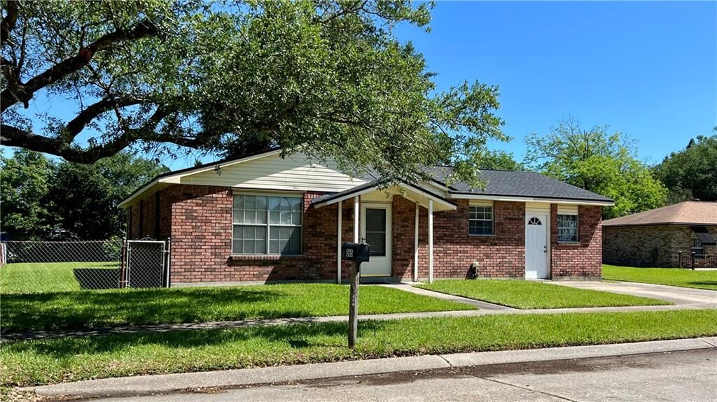 Property Photo:  365 Cottage Court  LA 70068 