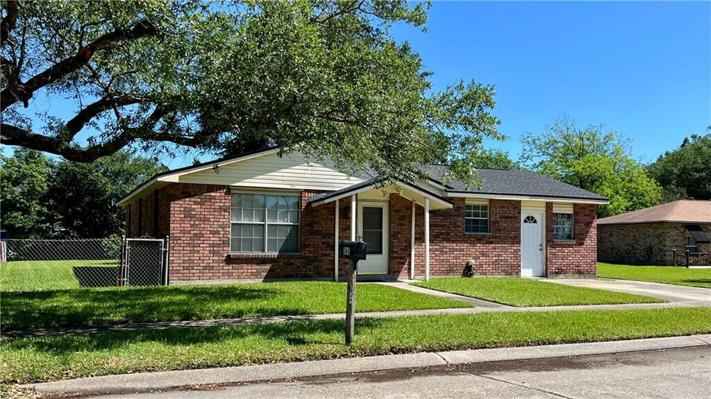 Property Photo:  365 Cottage Court  LA 70068 