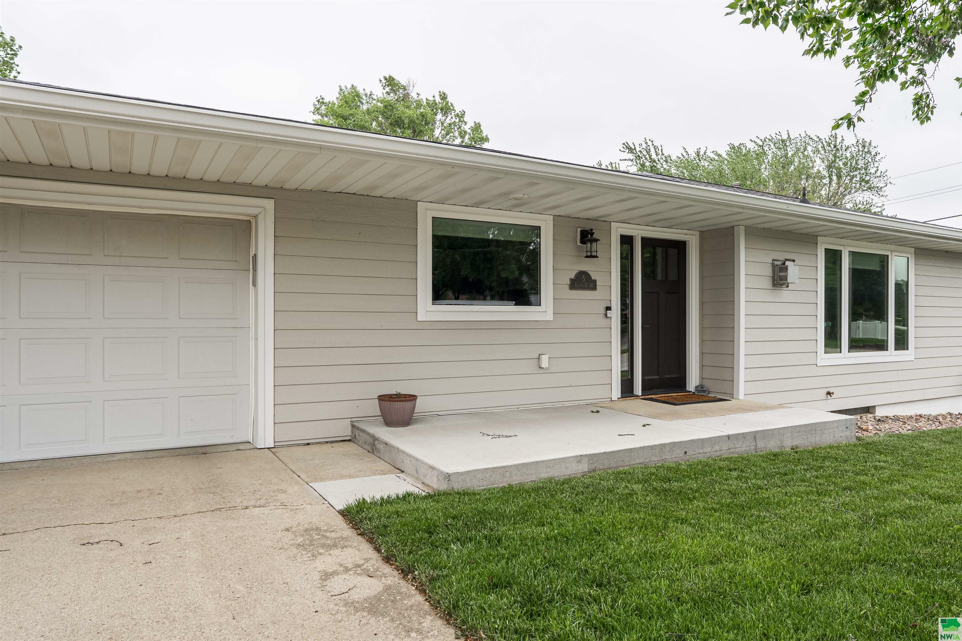 Property Photo:  5 Edward Drive  IA 51031 