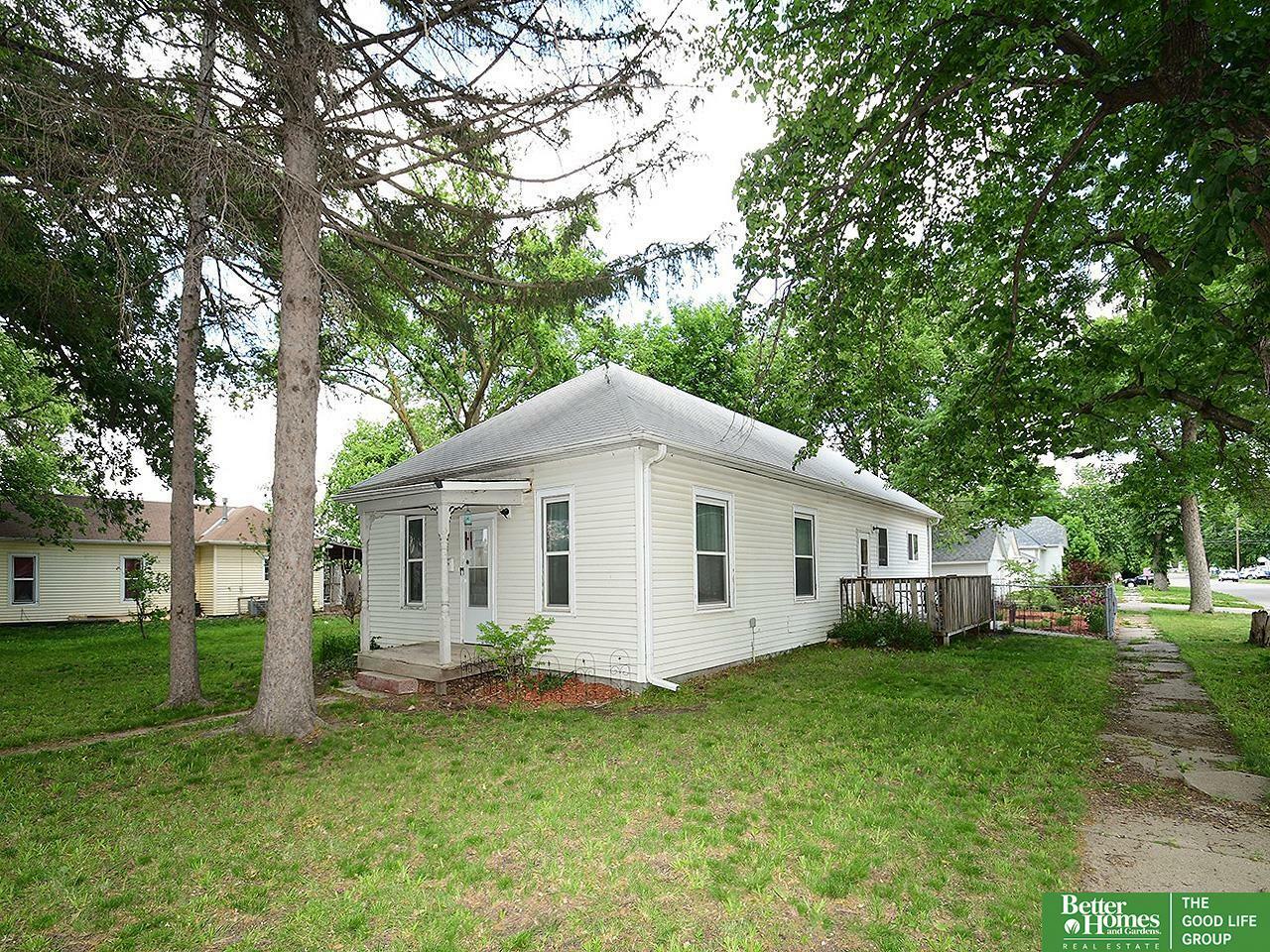 Property Photo: 806 Norman Avenue NE 68333