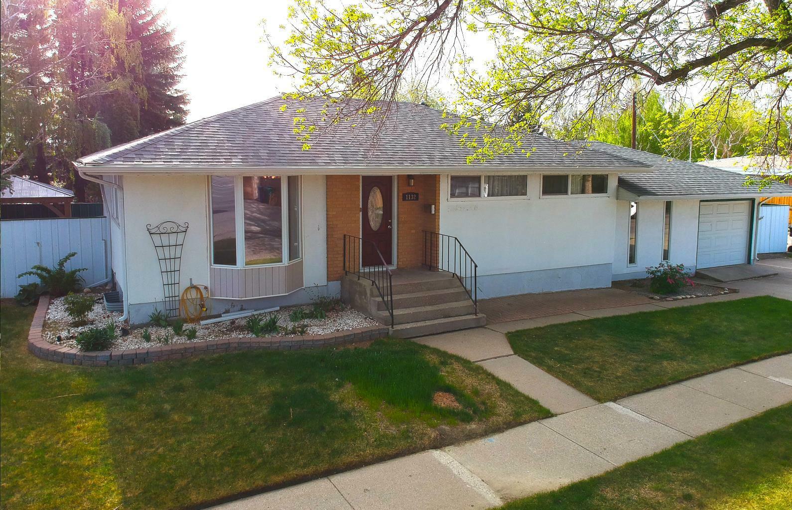 Property Photo: 1132 11 Street S AB T1J 2K6