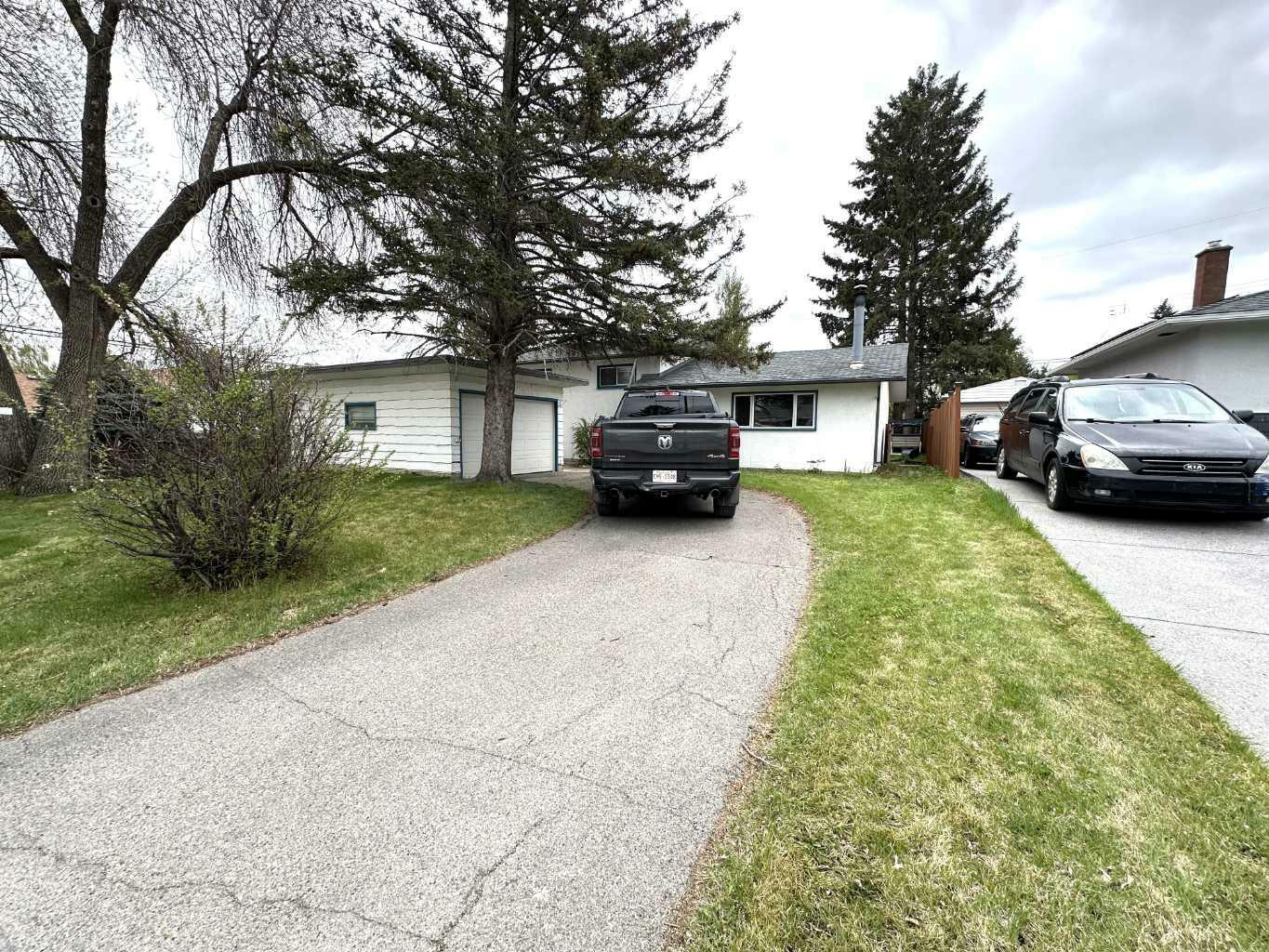 Property Photo: 11 Kingsland Place SW AB T2V 2K1