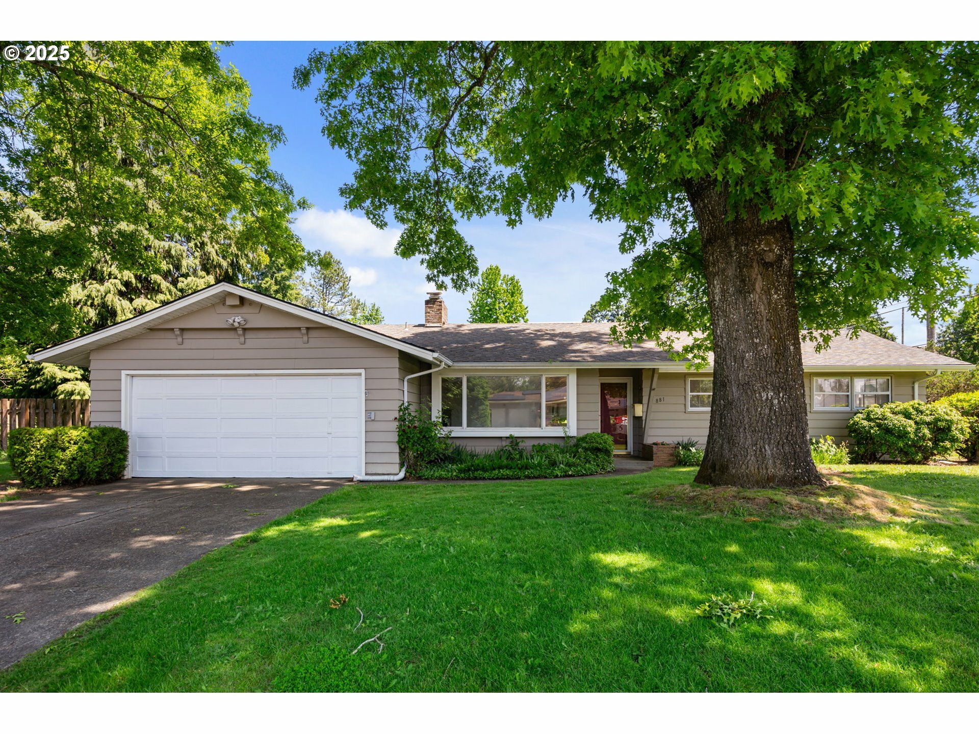 Property Photo:  881 Linn Ave  OR 97045 