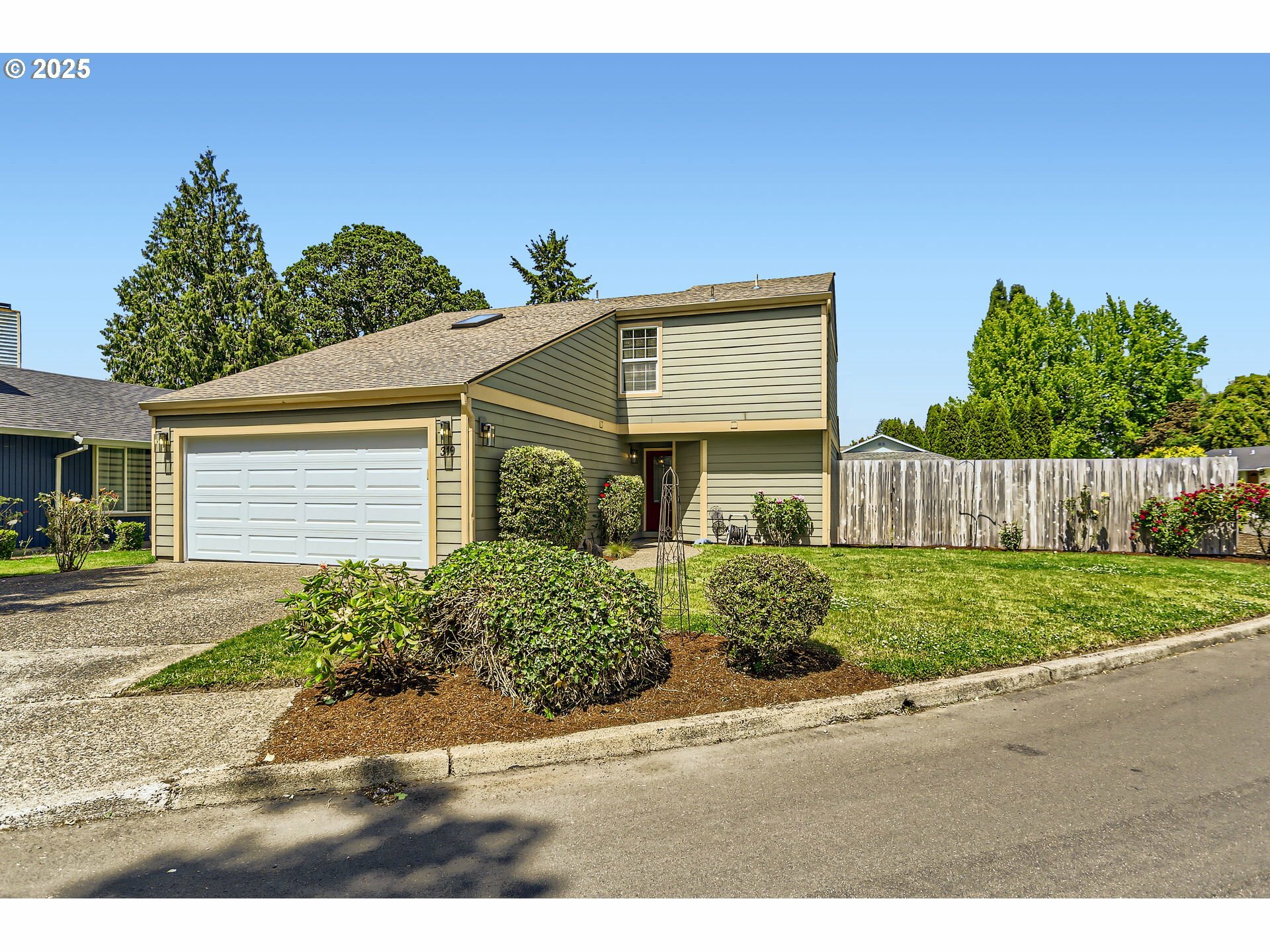 Property Photo: 319 NE Hyde Cir OR 97124