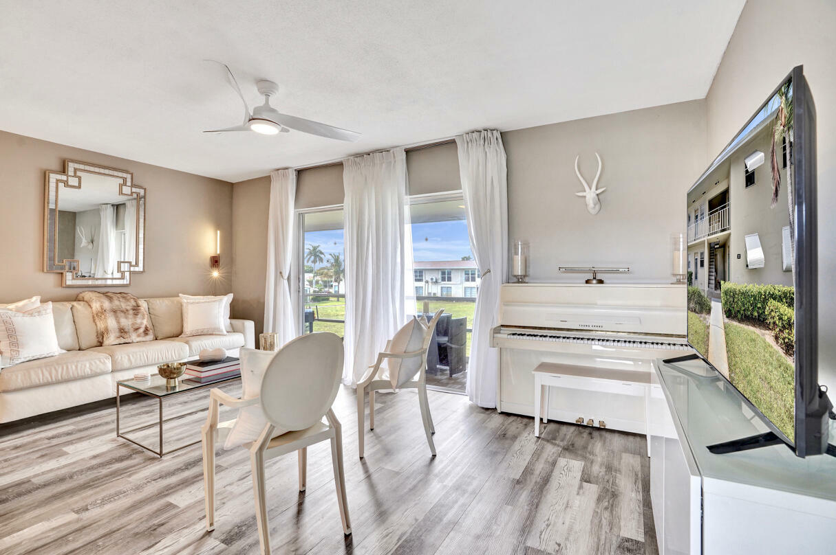 Property Photo: 312 NE 17th Avenue 202 FL 33435