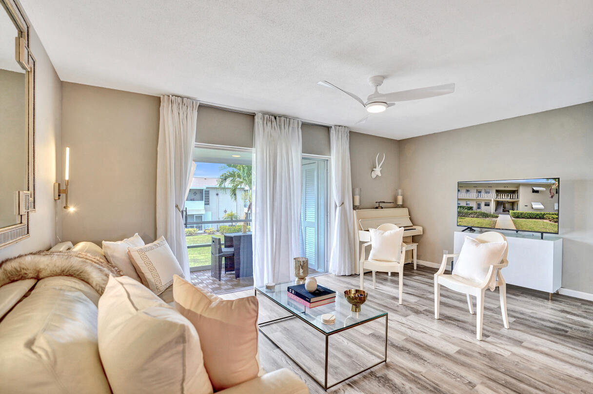 Property Photo:  312 NE 17th Avenue 202  FL 33435 