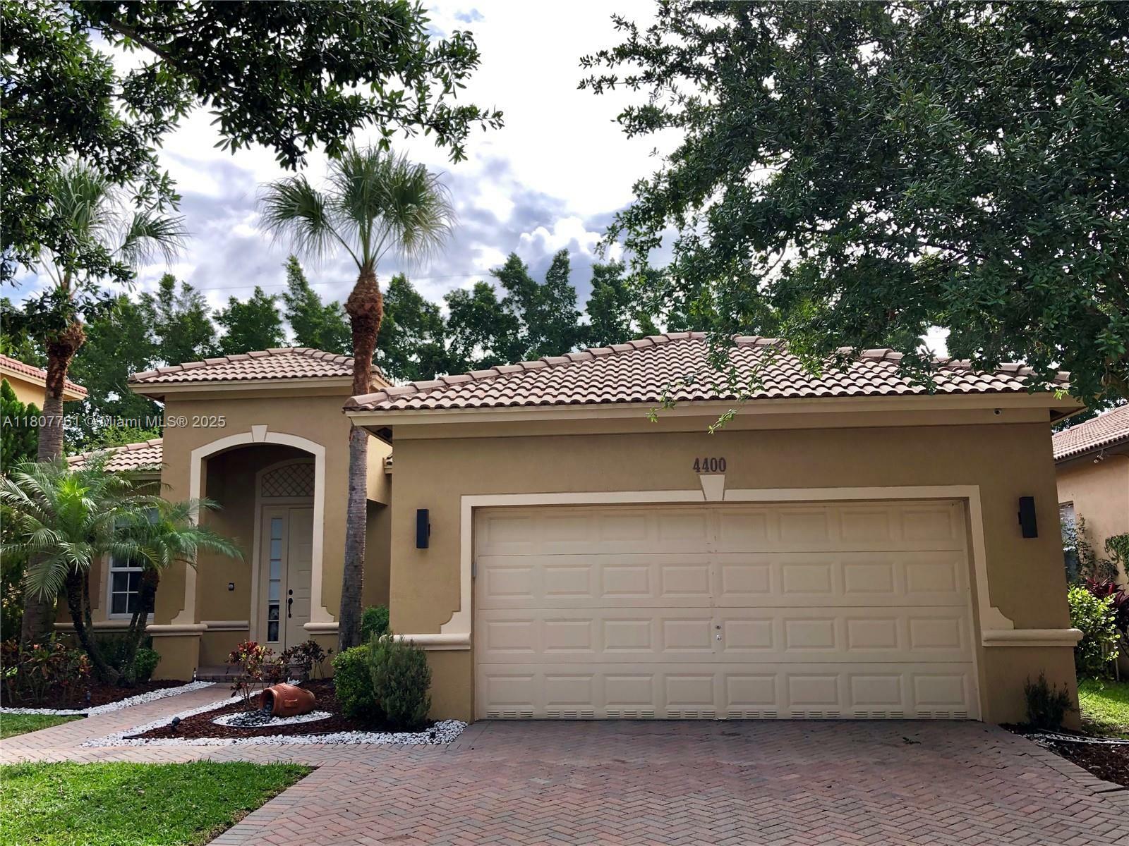 Property Photo: 4400 E Seneca Ave FL 33332