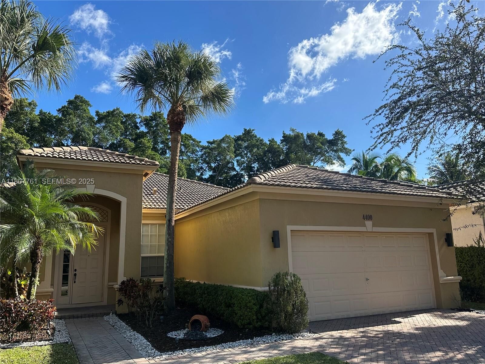 Property Photo:  4400 E Seneca Ave  FL 33332 