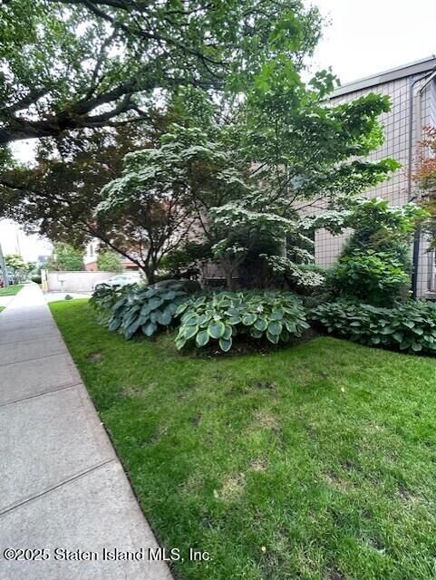 Property Photo:  49 Hylan Boulevard 2D  NY 10305 