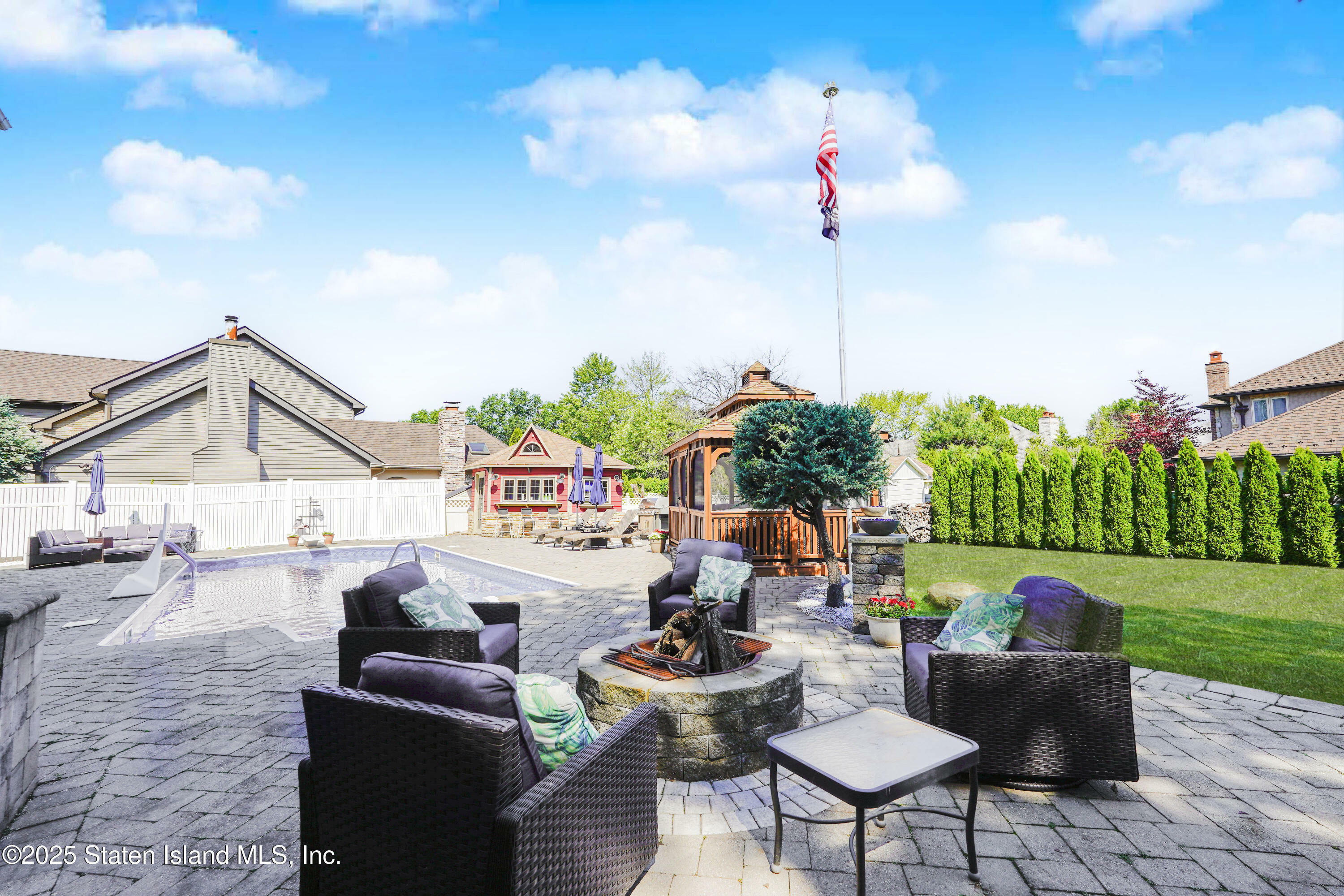 Property Photo:  5 Haywood Street  NY 10307 