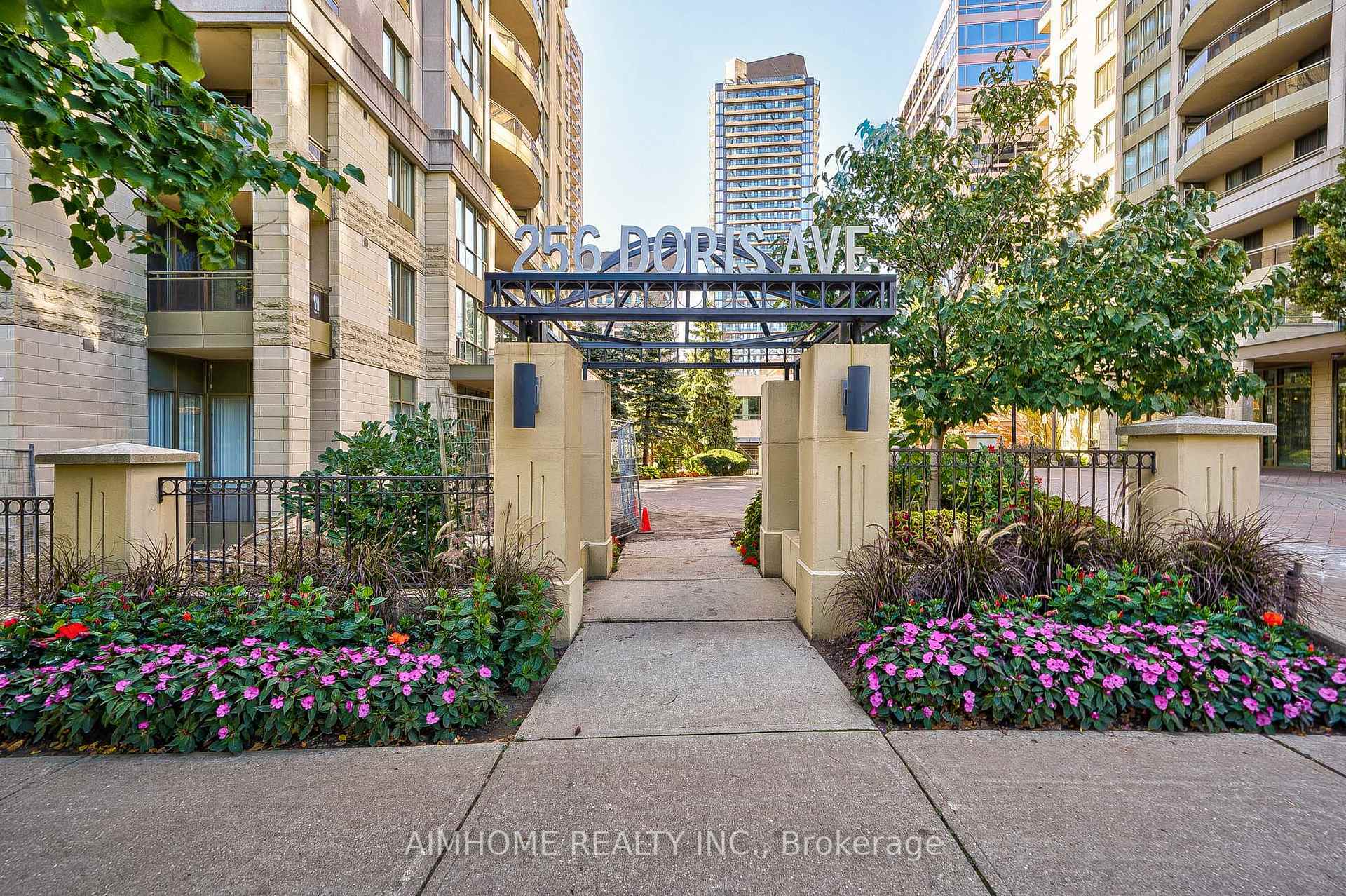 Property Photo: 256 Doris Avenue 710 ON M2N 6X8