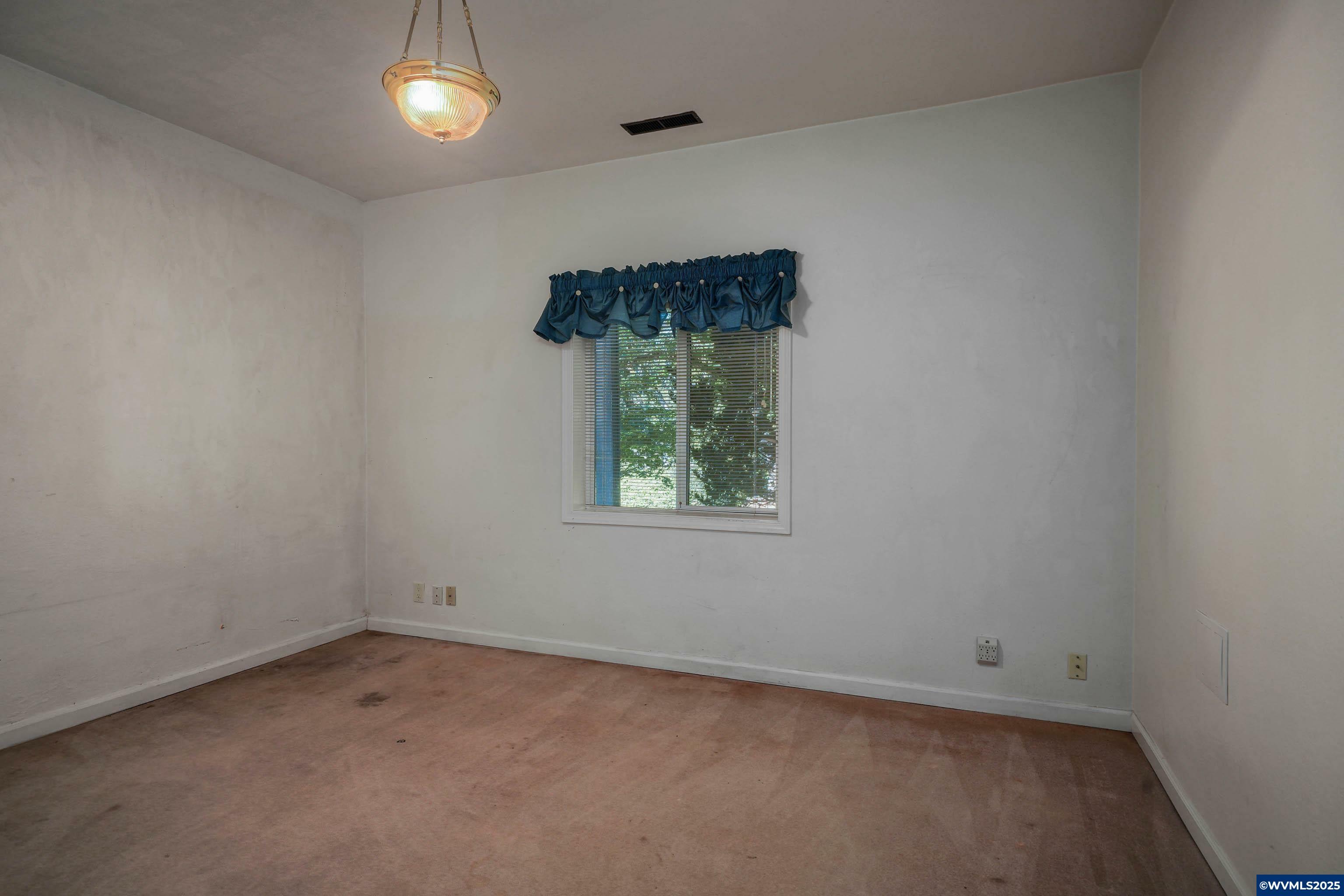 Property Photo: 549 Clarmount St OR 97304