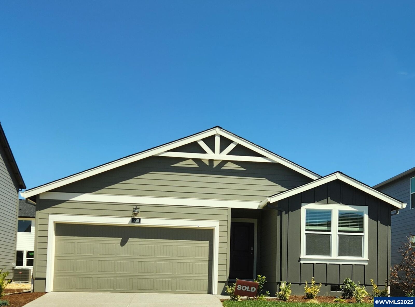 Property Photo: 250 Greencrest St NE OR 97301