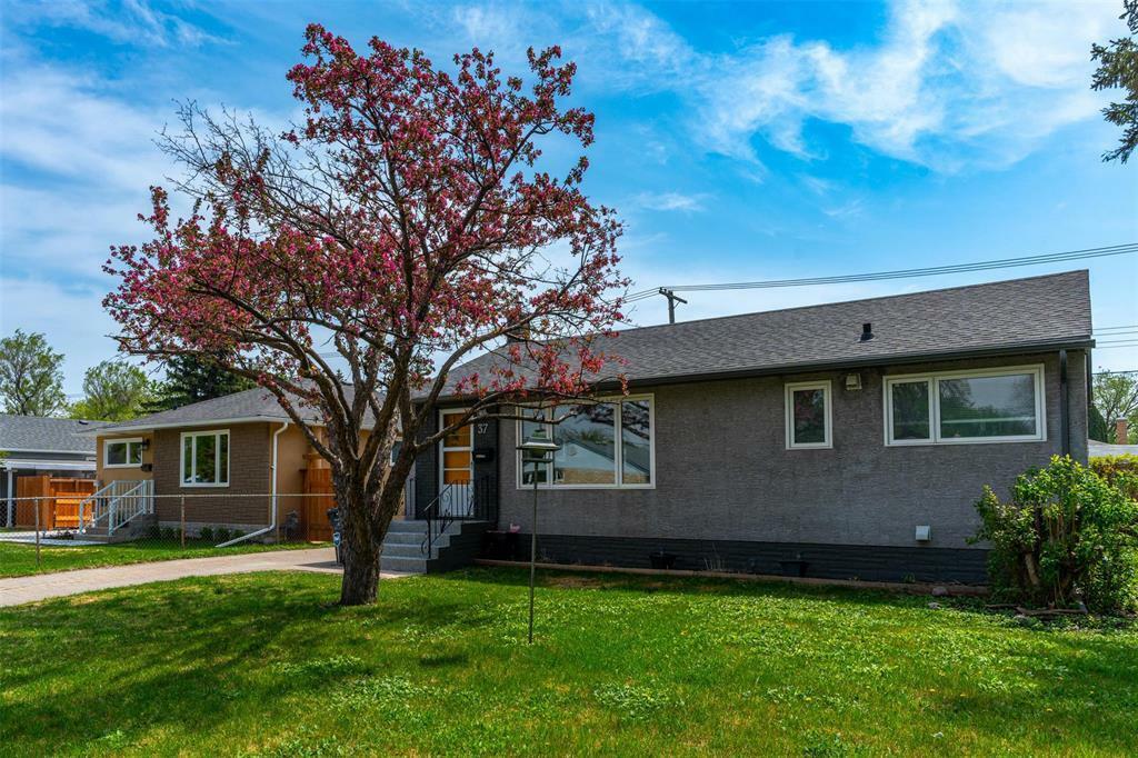 Property Photo: 37 Blueberry Bay MB R2J 2G6