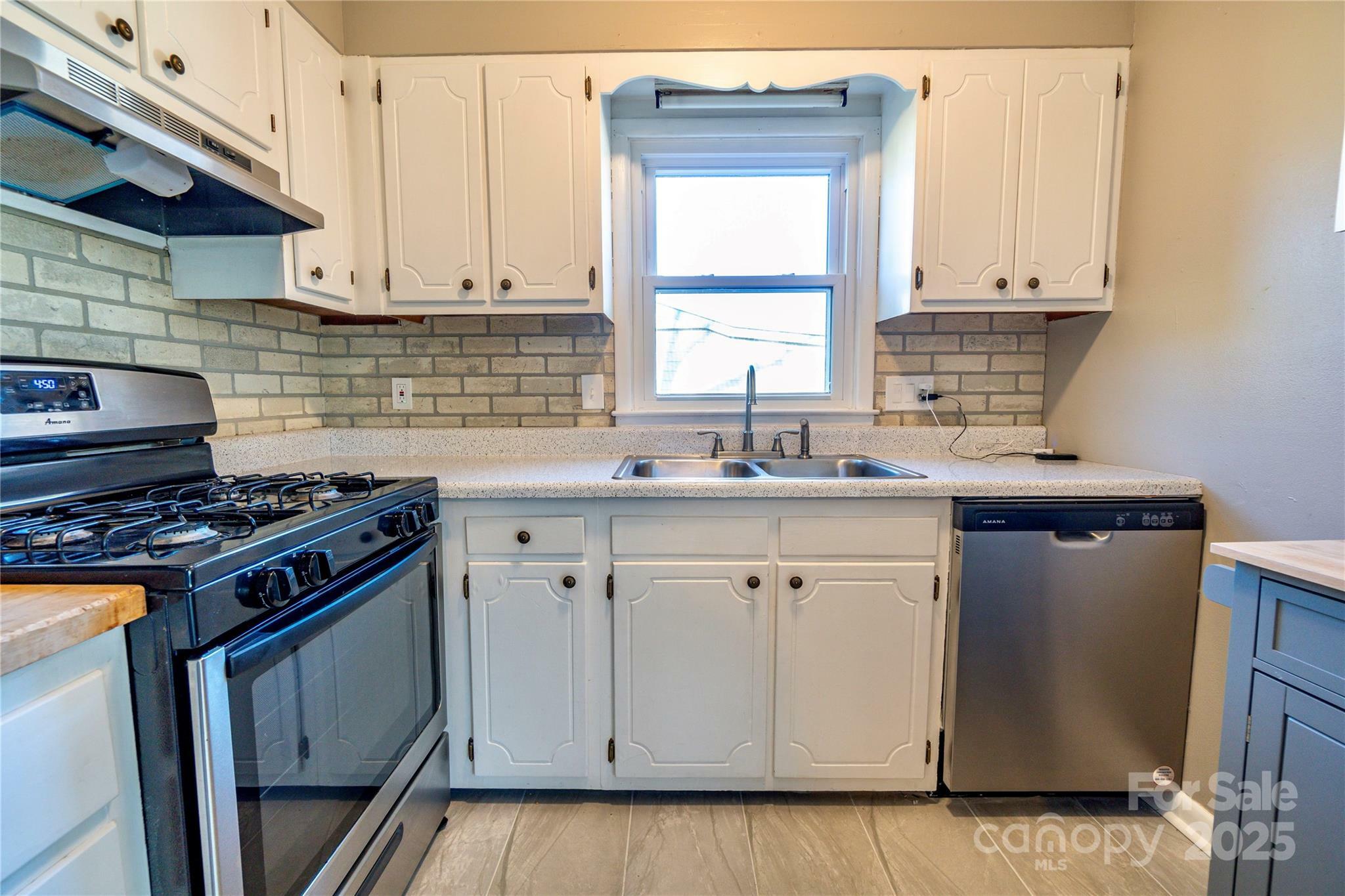 Property Photo: 15 Oak Leaf Lane NC 28704