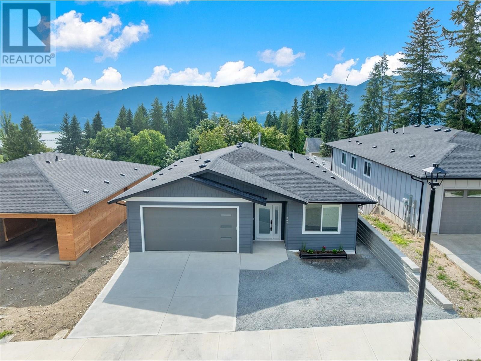Photo de la propriété: 2971 27 Street Northeast BC V1E 2Z7