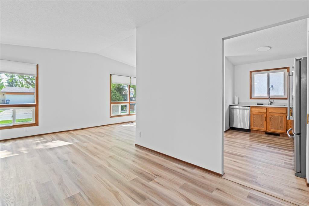 Property Photo: 25 Meadow Lake Drive MB R2C 4M1