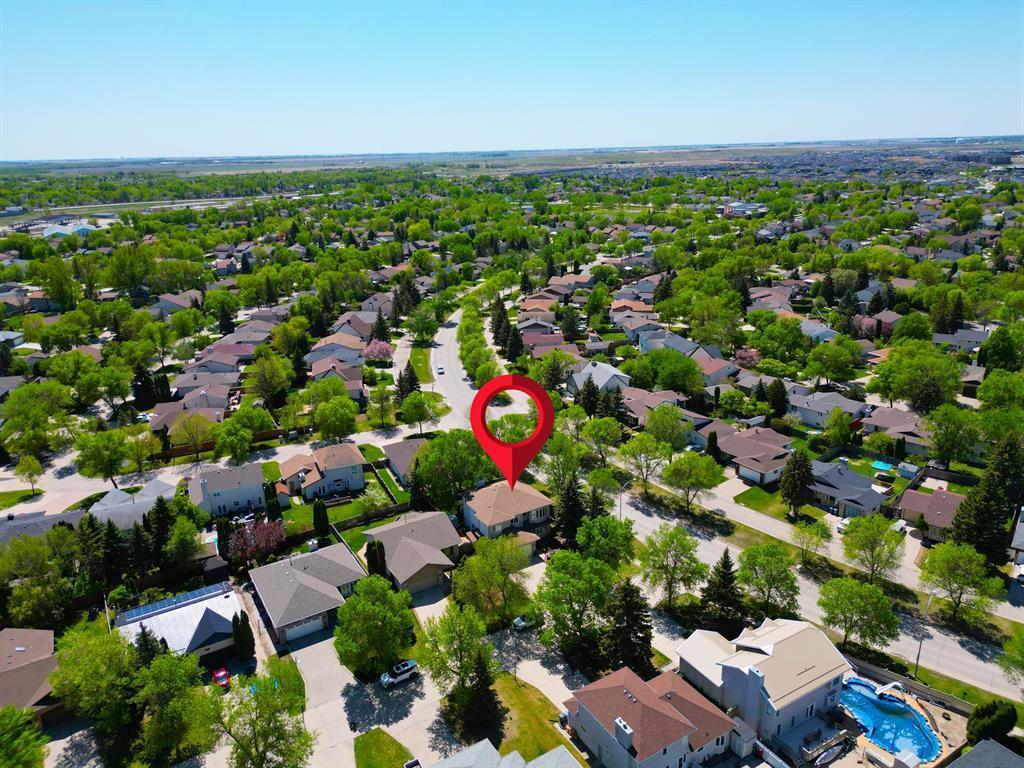 Property Photo: 164 Hillmartin Drive MB R3T 5L5