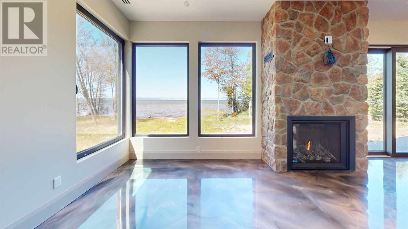 Photo de la propriété: 937 Sunnyside Beach Rd ON P6A 6K4