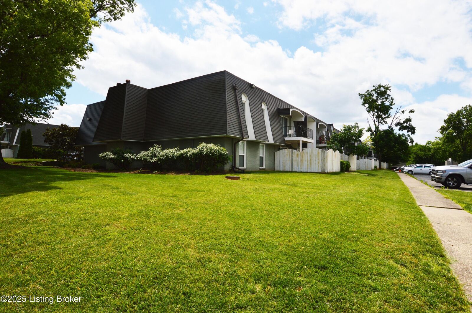 Property Photo: 1116 La Fontenay Ct KY 40223