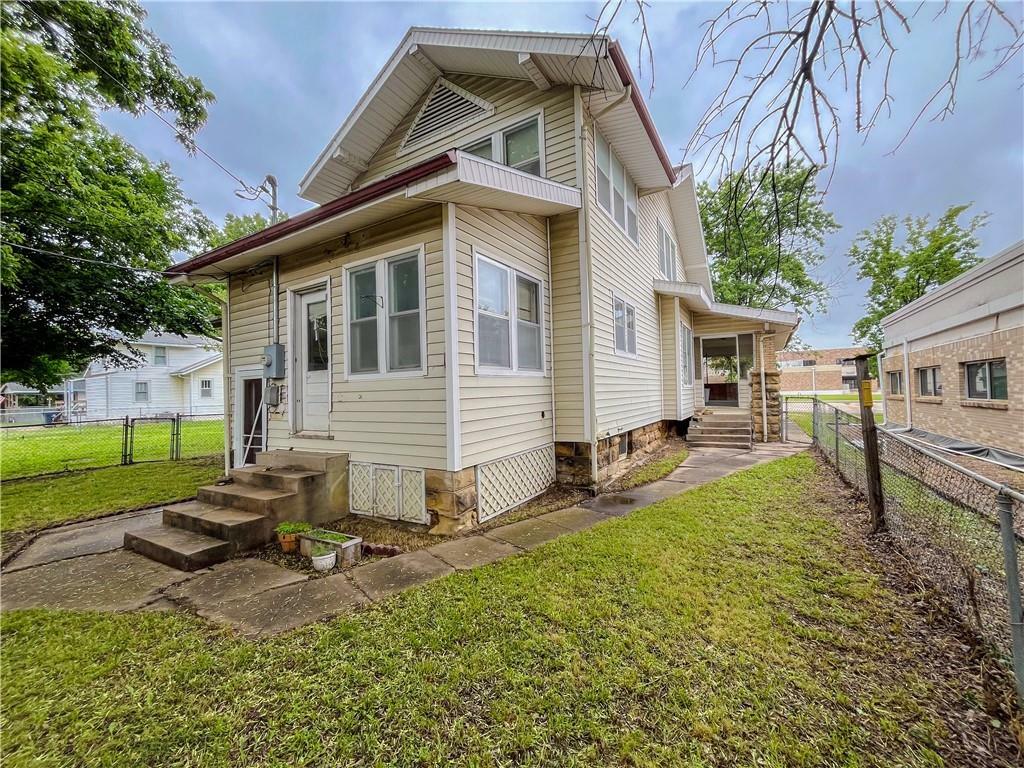 Property Photo:  809 W Myrtle Street  KS 67301 