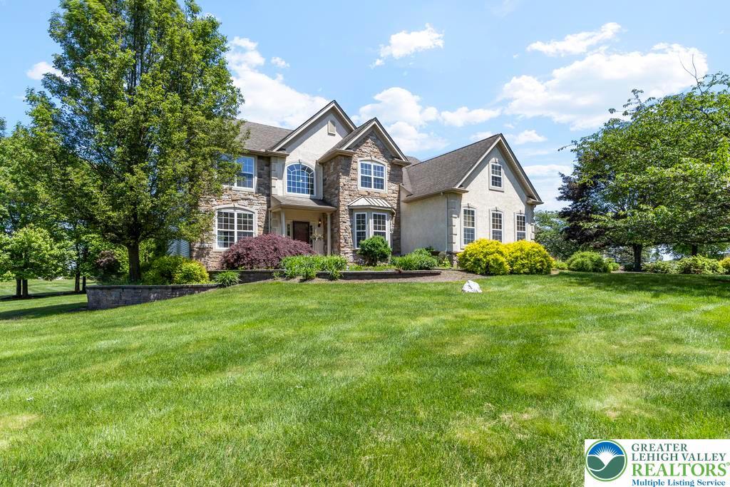 Property Photo: 140 Birdie Way PA 18058