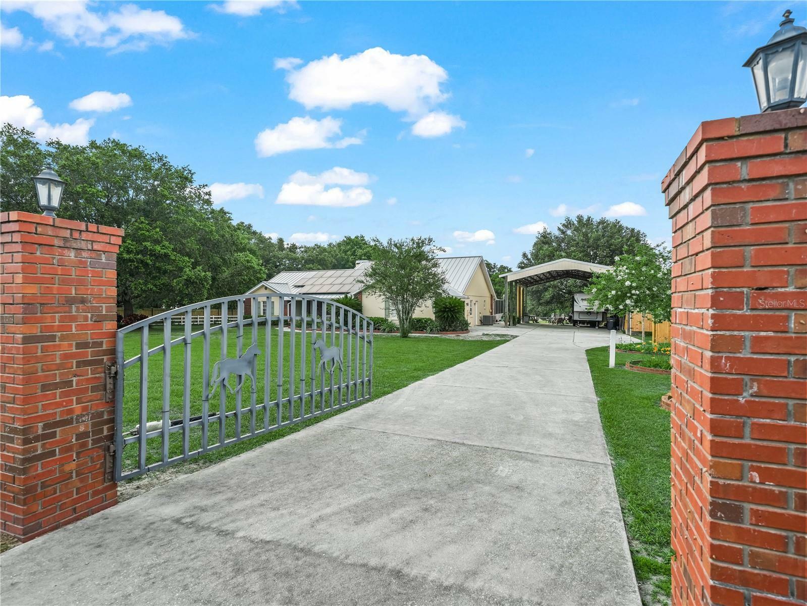 Property Photo: 2921 W Socrum Loop Road FL 33810
