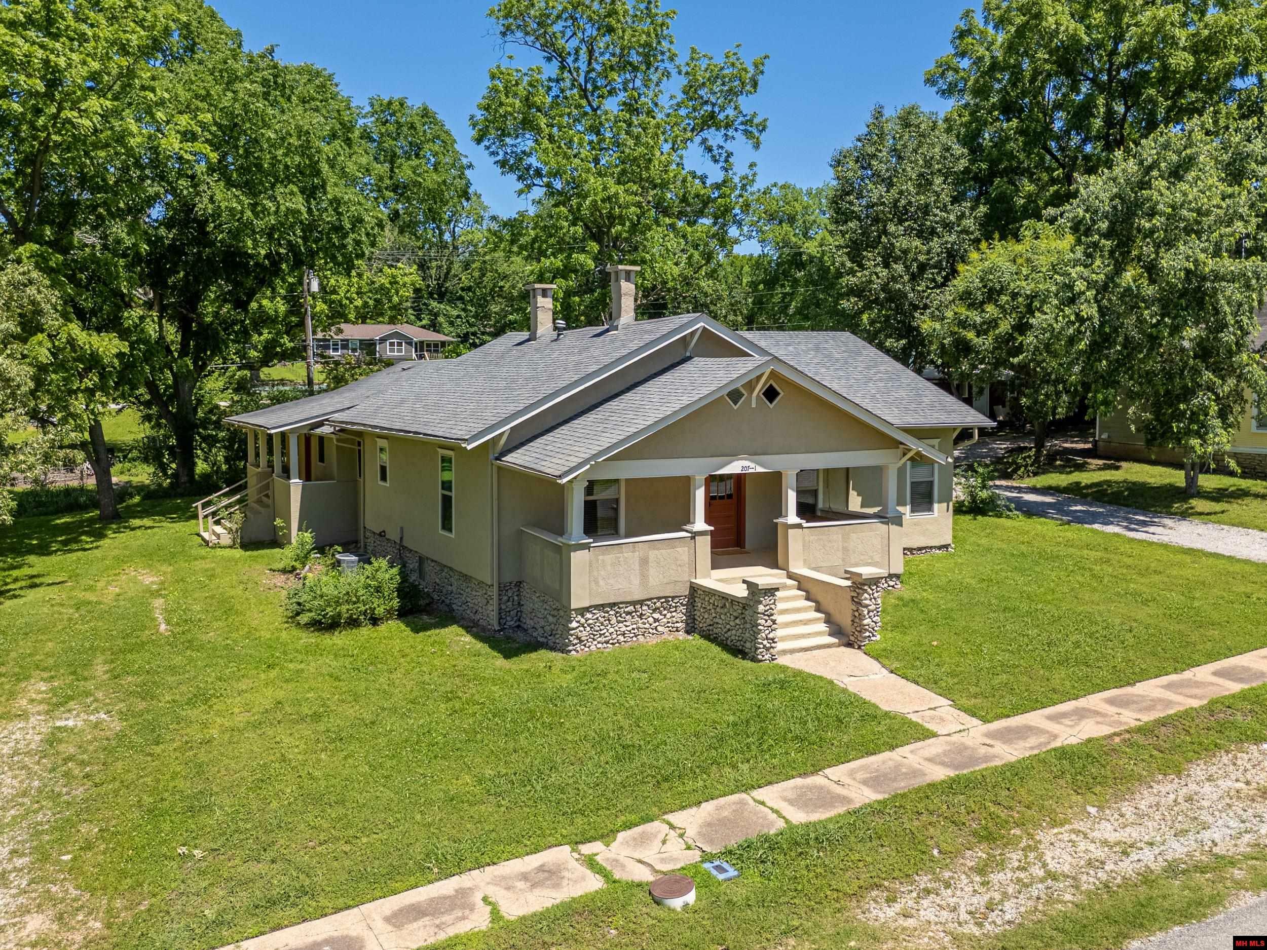 Property Photo: 207 Combs Avenue AR 72626