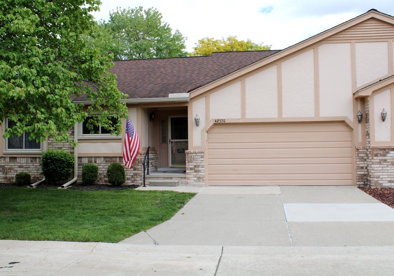 Property Photo:  42370 E Willow Tree Lane  MI 48038 