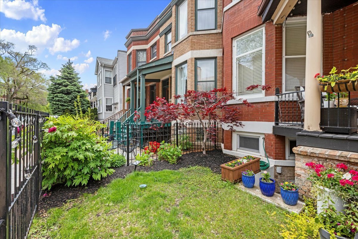 Property Photo: 3828 N Wilton Avenue IL 60613