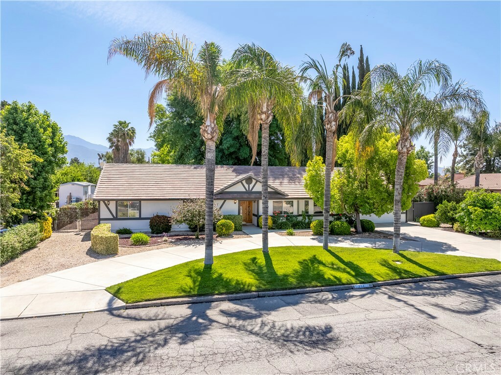 Property Photo: 274 N Hemet Street CA 92544