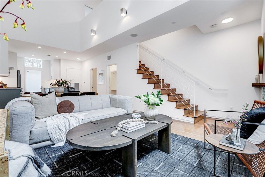Property Photo: 1436 N Detroit Street 2 CA 90046