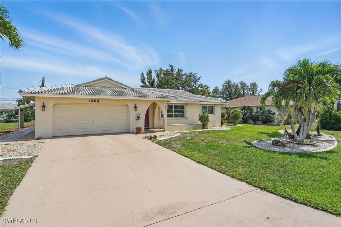 Property Photo:  1303 SE 33rd Terrace  FL 33904 
