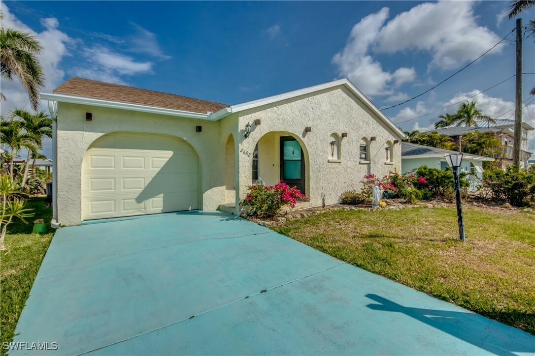 Property Photo: 2692 Clyde Street FL 33993