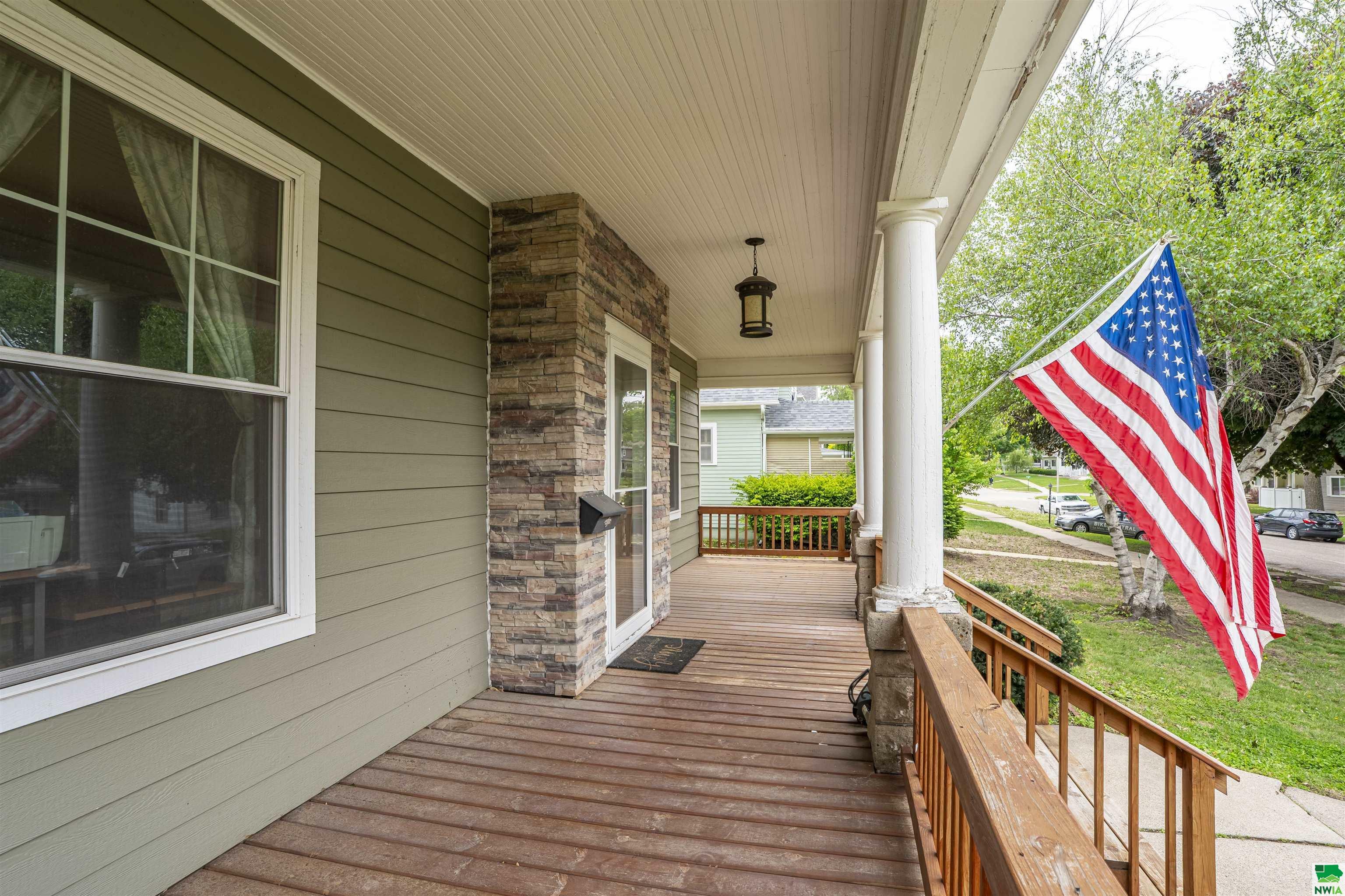 Property Photo:  410 1st Ave SE  IA 51031 