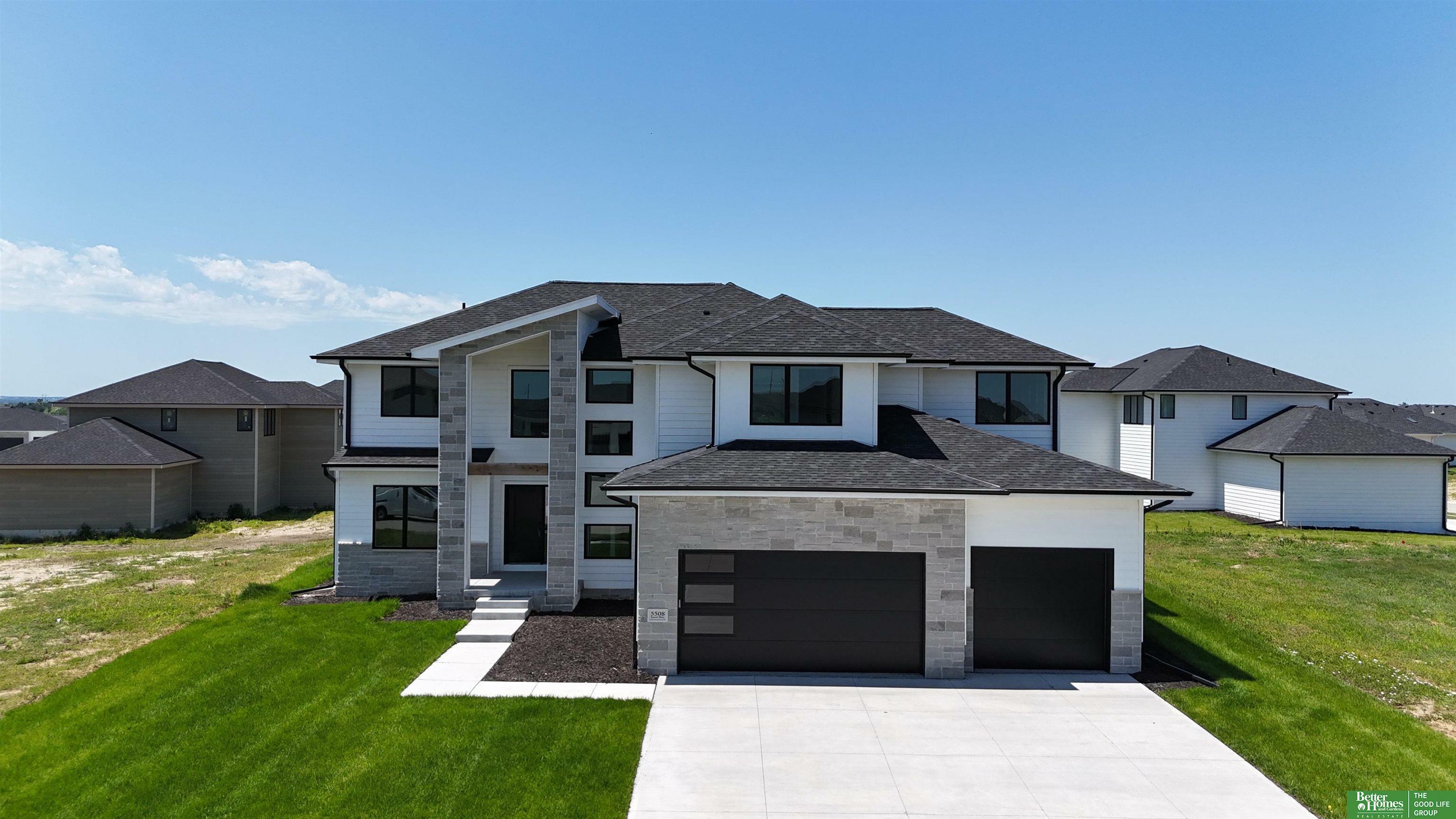 Property Photo: 5508 Kestrel Parkway NE 68022