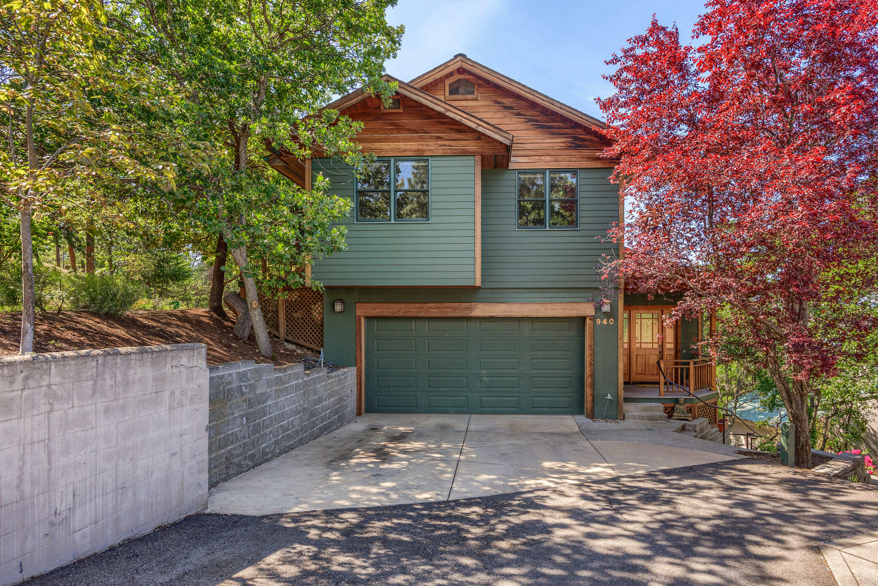 Property Photo: 940 Pinecrest Terrace OR 97520