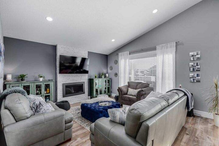 Property Photo:  27 Henderson Crescent NW  AB T0M 1R0 