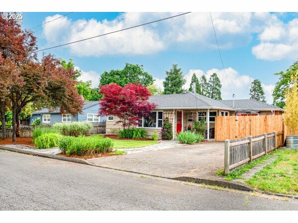 Property Photo: 2935 Pearl St OR 97405