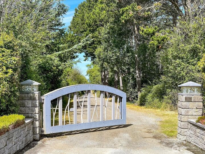 Property Photo:  4689  Surfcrest Drive  WA 98277 